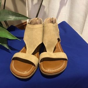 Banana Blues comfortable zippered sandal, size 7